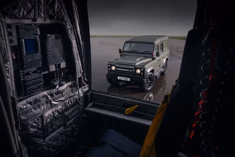 Mẫu SUV địa hình Land Rover Defender đã được nâng cấp, sửa đổi nhiều lần ở cả ngoại thất đến không gian bên trong. Ngay cả động cơ xe cũng được thay mới. Defender đã trải qua vô số sửa đổi, cả bên trong lẫn bên ngoài, đồng thời nhận được một động cơ mới mạnh mẽ.