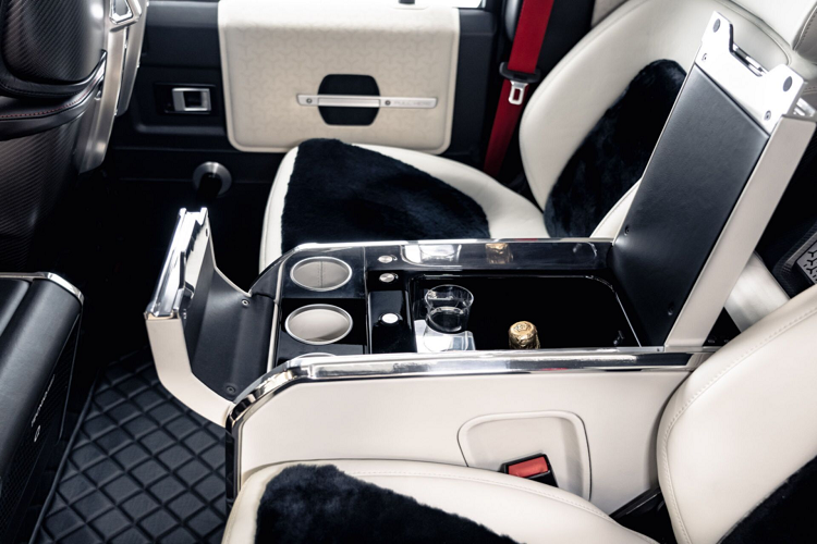 Hệ thống phanh cũng đã được tăng cường với cùm phanh 6 pít-tông, đĩa 345mm ở phía trước cùng với cùm phanh 4 pít-tông và đĩa 330mm ở phía sau. Không gian bên trong sử dụng tông màu sáng, hàng ghế trước làm bằng sợi carbon với da Bridge of Wier khâu thủ công hoàn chỉnh với các miếng lót da cừu.