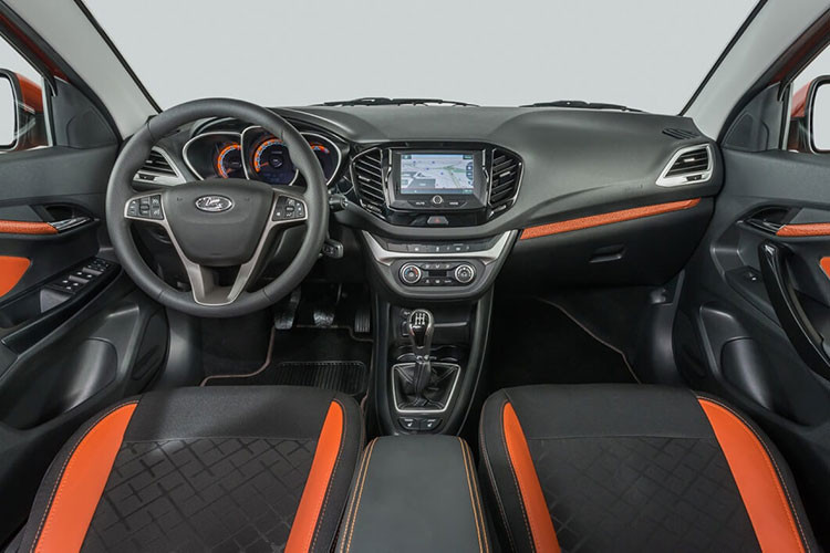 Không chỉ thay đổi thiết kế, hãng AvtoVAZ còn tích hợp cảm biến vào cản trước và cản sau của Lada Vesta 2022 để hỗ trợ việc đỗ xe cũng như hệ thống phát hiện điểm mù mới. Hiện hãng AvtoVAZ chưa công bố hình ảnh nội thất của Lada Vesta mới. Dự đoán, xe sẽ được bổ sung mặt táp-lô tái thiết kế của tập đoàn Renault.