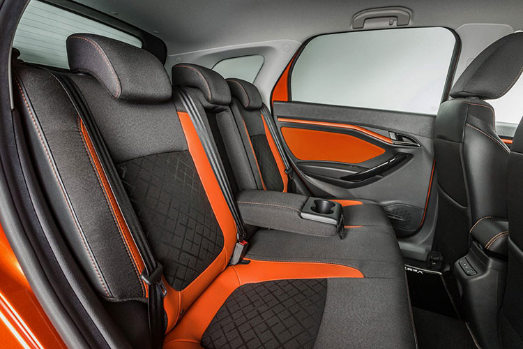 Cụ thể hơn, báo chí Nga cho rằng Lada Vesta 2022 sẽ được thừa hưởng núm chỉnh điều hòa hình tròn, tích hợp màn hình giống một số mẫu xe Renault và Dacia. Bên cạnh đó là bảng đồng hồ kỹ thuật số và màn hình cảm ứng cỡ lớn hơn của hệ thống thông tin giải trí.