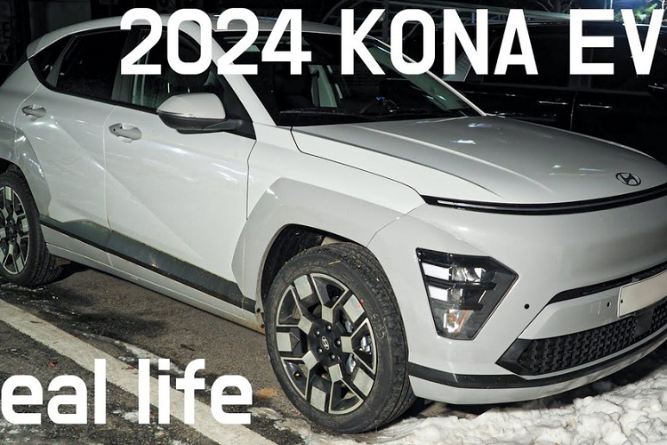 Ở chính giữa đầu xe là hốc lưới tản nhiệt hình thang, tích hợp 2 khe gió hình tam giác với viền màu bạc dày dặn. Bên dưới lưới tản nhiệt còn có 2 hốc gió trung tâm hình chữ nhật khá hẹp.