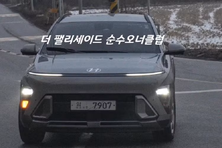 Đồng thời, xe có chiều dài cơ sở nhỉnh hơn các đối thủ cùng phân khúc như Kia Seltos (2.610 mm) hay Honda HR-V (2.610 mm). Không chỉ tăng kích thước, Hyundai Kona 2024 còn được áp dụng ngôn ngữ thiết kế mới, theo phong cách tương tự Staria và Grandeur.