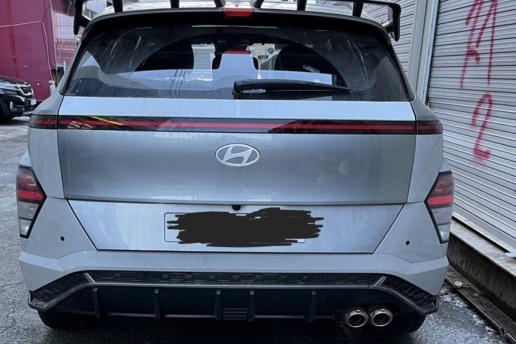 Tuy nhiên, Hyundai Kona 2024 không có cần số thông thường mà chuyển số bằng các nút bấm nằm phía sau vô lăng. Hiện hãng Hyundai chưa công bố thông tin về động cơ cũng như giá xe Kona Hyundai Kona 2024 thế hệ mới. Theo tin đồn, xe sẽ có cả phiên bản máy xăng, hybrid và thuần điện như Kia Niro thế hệ mới.