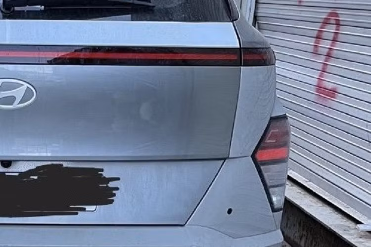 Trên cụm điều khiển trung tâm, Hyundai Kona 2024 có nhiều nút bấm cơ học để chỉnh hệ thống đa phương tiện và điều hòa. Ở đây còn có các cổng sạc USB và núm xoay chọn chế độ lái cũng như chỉnh các tính năng khác của xe.