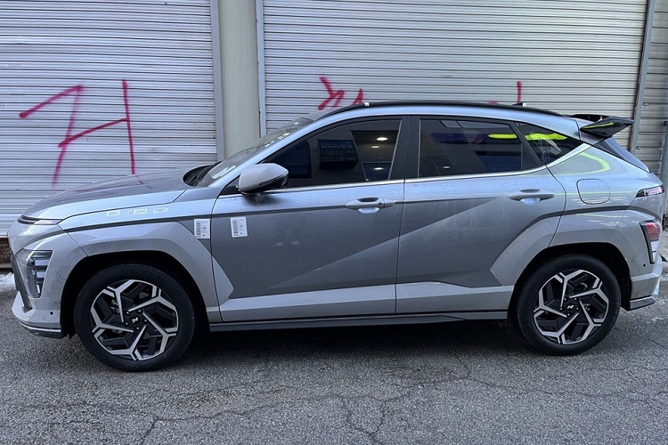 Ngoài ra, nội thất của mẫu SUV cỡ B này còn lấy cảm hứng thiết kế từ ô tô điện Hyundai Ioniq 5 nên trông đơn giản và hiện đại hơn trước. Bên trong mẫu xe này xuất hiện cửa gió điều hòa kéo dài trên mặt táp-lô và 2 màn hình 12,3 inch nối liền với nhau.