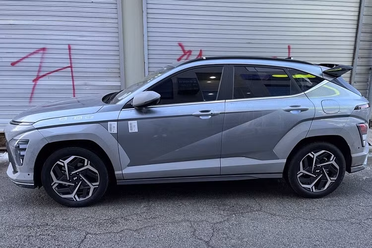 Ngoài ra, nội thất của mẫu SUV cỡ B này còn lấy cảm hứng thiết kế từ ô tô điện Hyundai Ioniq 5 nên trông đơn giản và hiện đại hơn trước. Bên trong mẫu xe này xuất hiện cửa gió điều hòa kéo dài trên mặt táp-lô và 2 màn hình 12,3 inch nối liền với nhau.