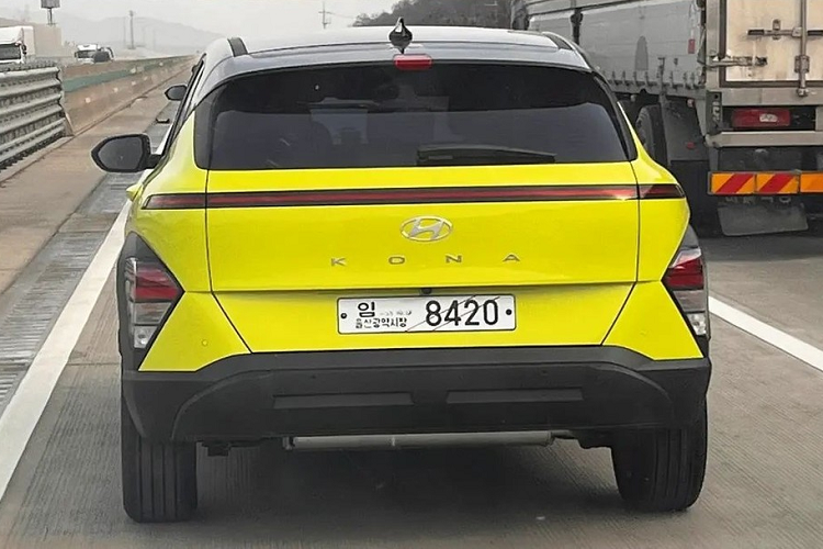 Điều này được thể hiện rõ qua dải đèn LED định vị ban ngày nằm vắt ngang trên đầu xe, ôm lấy nắp ca-pô. Trong khi đó, đèn pha của xe nằm bên dưới và có thiết kế hình tam giác.