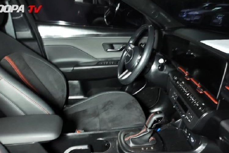 Trong khi đó, Hyundai Kona N Line 2024 sở hữu cản trước hầm hố với lưới tản nhiệt nằm ở vị trí cao hơn bản thường và hốc gió trung tâm rộng hơn. Tương tự như vậy, cản sau của bản N Line cũng thể thao hơn, đi kèm khe gió giả, bộ khuếch tán gió và 2 đầu ống xả hình tròn.