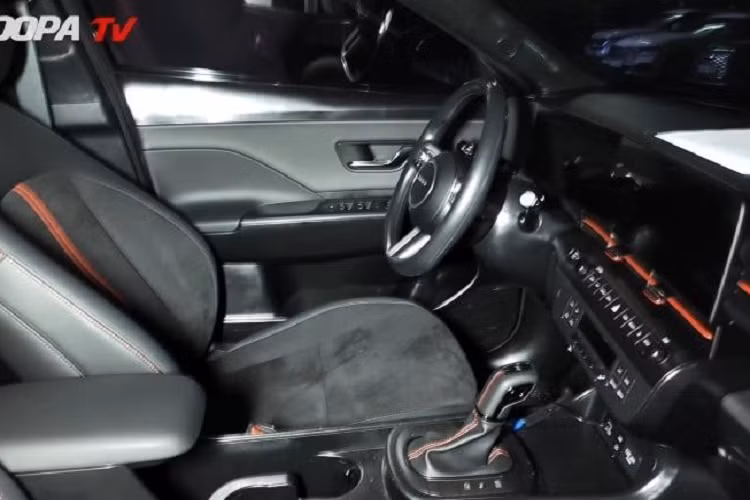 Trong khi đó, Hyundai Kona N Line 2024 sở hữu cản trước hầm hố với lưới tản nhiệt nằm ở vị trí cao hơn bản thường và hốc gió trung tâm rộng hơn. Tương tự như vậy, cản sau của bản N Line cũng thể thao hơn, đi kèm khe gió giả, bộ khuếch tán gió và 2 đầu ống xả hình tròn.