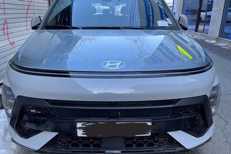 Đồng thời, phiên bản thuần điện cũng không có lưới tản nhiệt mà chỉ được trang bị hốc gió trung tâm. Cả cản trước và cản sau của xe đều được trang trí bằng những chi tiết hình vuông theo phong cách điểm ảnh. Đó là chưa kể đến bộ vành hợp kim 19 inch có thiết kế khác so với loại dùng cho Hyundai Kona 2024 bản thường.