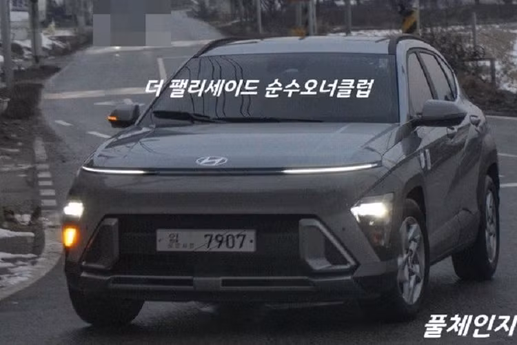 Như thông tin đã đưa, mẫu xe SUV Hyundai Kona 2024 sở hữu kích thước lớn hơn thế hệ cũ. Theo đó, xe sở hữu chiều dài 4.355 mm, chiều rộng 1.825 mm và chiều dài cơ sở 2.660 mm. Như vậy, mẫu xe này dài hơn 150 mm, rộng hơn 25 mm trong khi chiều dài cơ sở tăng 60 mm.