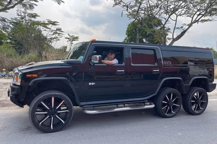  Hummer H2 - 20 đến 26 lít / 100 km SUV ngốn xăng nhất Việt Nam chính là Hummer H2, xe nặng tới 3,9 tấn. Mẫu SUV này có nhiều tùy chọn động cơ như model 2002-2004 và 2005-2007 sử dụng động cơ V8 6.0L, model 2008-2009 dùng máy V8 6.2L.