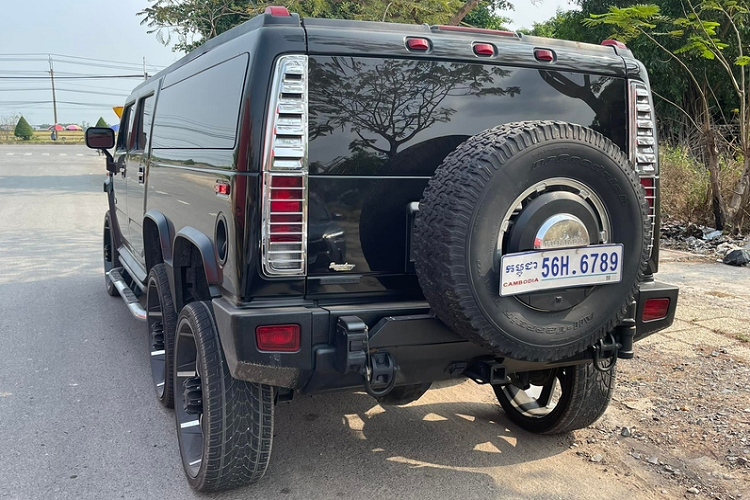 Theo công bố, Hummer H2 uống xăng tới 26 lít cho 100 km, tương ứng với số tiền 647.000 - 841.600 đồng / 100 km theo giá xăng hiện tại. Việc đổ đầy bình xăng có dung tích 121 lít của H2 sẽ tiêu tốn 3,916 triệu đồng.