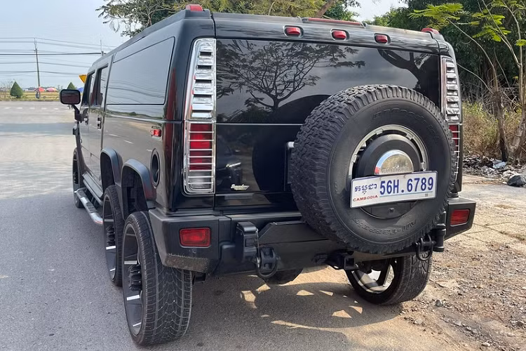 Theo công bố, Hummer H2 uống xăng tới 26 lít cho 100 km, tương ứng với số tiền 647.000 - 841.600 đồng / 100 km theo giá xăng hiện tại. Việc đổ đầy bình xăng có dung tích 121 lít của H2 sẽ tiêu tốn 3,916 triệu đồng.