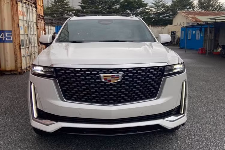  Cadillac Escalade - 14,7 lít/100 km Theo đánh giá của Cơ quan Bảo vệ Môi trường Mỹ (EPA), Cadillac Escalade với khối động cơ xăng V8, dung tích 6,2 lít tiêu chuẩn và hệ dẫn động 1 cầu sẽ tiêu thụ lượng nhiên liệu trung bình 13,8 lít / 100 km (446.195 đồng / 100 km). Con số tương ứng của Cadillac Escalade 2021 bản dẫn động 4 bánh với động cơ giống hệt là 14,7 lít / 100 km (475.295 đồng / 100 km).