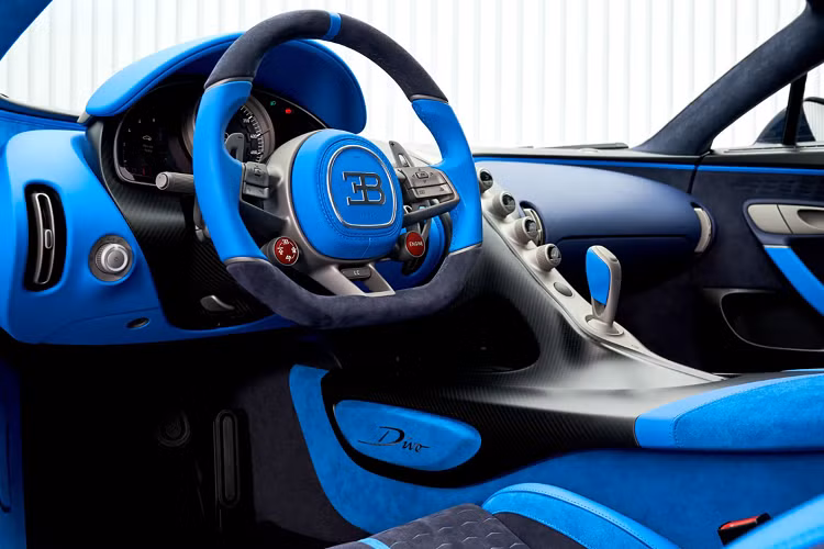 Bugatti đã ra mắt Divo vào tháng 8/2018 tại sự kiện Concours d’Elegance Pebble Beach. Với mức giá khởi điểm lên tới 5 triệu Euro, Divo là mẫu xe dành cho những vị khách “chịu chơi” và thực sự có niềm đam mê lớn với thương hiệu Bugatti lâu đời.