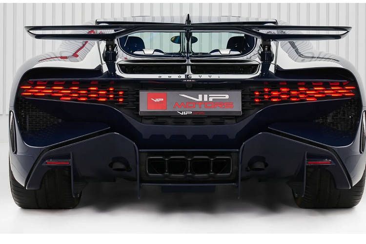 Chiếc siêu xe này của Bugatti có thể đạt tốc độ 100 km/h từ vị trí đứng yên trong chỉ 2,4 giây, tốc độ tối đa được giới hạn ở mức 380 km/h. Bugatti Divo tiêu thụ 35,2 lít nhiên liệu cho 100 km ở điều kiện đường nội thành, 15,2 lít trên cao tốc và 22,5 lít ở điều kiện đường hỗn hợp.