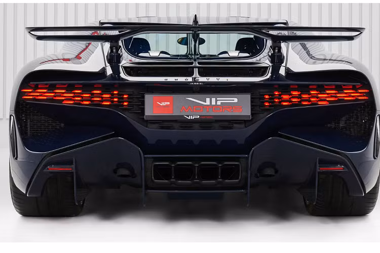 Chiếc siêu xe này của Bugatti có thể đạt tốc độ 100 km/h từ vị trí đứng yên trong chỉ 2,4 giây, tốc độ tối đa được giới hạn ở mức 380 km/h. Bugatti Divo tiêu thụ 35,2 lít nhiên liệu cho 100 km ở điều kiện đường nội thành, 15,2 lít trên cao tốc và 22,5 lít ở điều kiện đường hỗn hợp.