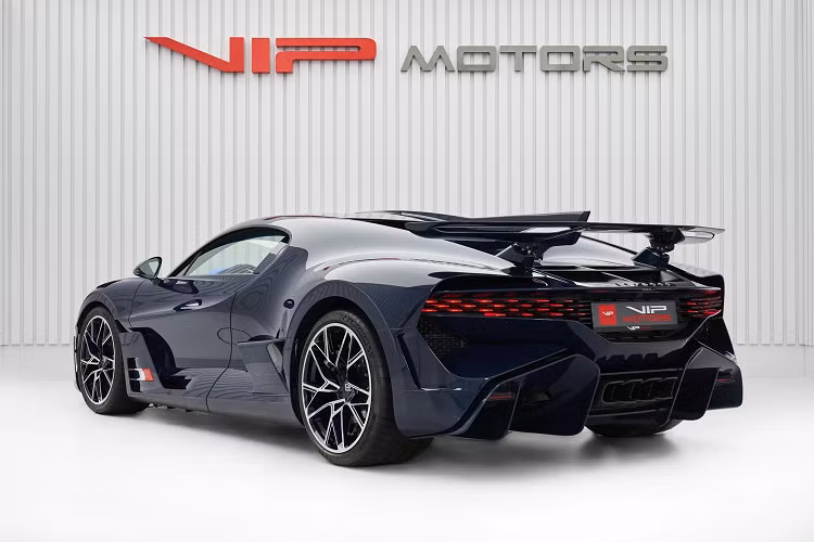 Thoạt nhìn, tưởng chừng chiếc Bugatti Divo hàng hiếm này mang trên mình ngoại thất màu xanh sẫm giản đơn nhưng trên thực tế, mẫu xe này được mang trên mình ngoại thất được làm bằng vật liệu carbon màu xanh sẫm. Sự bổ sung hoàn hảo cho sợi carbon màu xanh lam là bộ mâm độ với các nan màu bạc và xanh đậm. Mẫu xe được trang bị bộ cùm phanh màu đen hiệu năng cao của xe