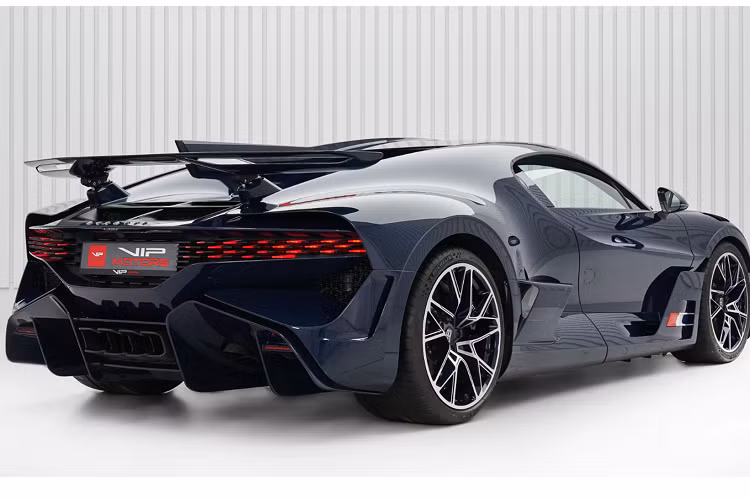 VIP Motors khẳng định rằng chiếc xe chưa từng được lái và được rao bán trong tình trạng hoàn toàn mới. Mức giá xe Bugatti Divo này khoảng 10,2 triệu Đô (tương đương khoảng 240 tỷ đồng), gần gấp đôi so với mức giá ban đầu của Divo.