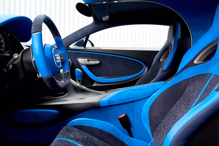 Nội thất của chiếc Divo này thậm chí còn nổi bật hơn cả ngoại thất. Các bộ phận như đệm ghế, tấm lót đầu và tấm cửa được trang trí bằng Alcantara màu xanh lam trong khi các bộ phận khác của cửa, vô lăng, bộ chọn số và bảng điều khiển được phủ một lớp da màu xanh lam phù hợp. Khoang nội thất của xe cũng có màu da xanh đậm hơn và Alcantara, cũng như nhiều điểm nhấn bằng sợi carbon mờ, đặc biệt là phần ốp trên bảng điều khiển giữa của xe.