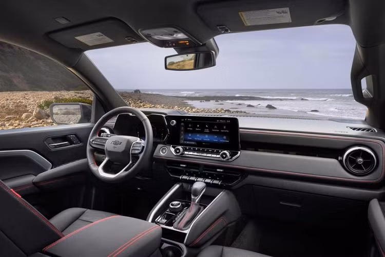 Chevrolet Colorado Trail Boss 2023 có giá khởi điểm 38.495 USD, với Z71 tăng lên 41.395 USD, còn mua xe Colorado ZR2 có giá từ 48.295 USD, cuối cùng là Chevrolet Colorado ZR2 Desert Boss cao cấp nhất có giá 57.590 USD. Giá này là sơ bộ, chưa tính chi phí vận chuyển.