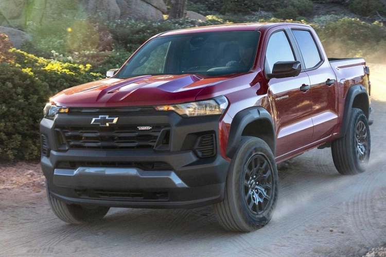 Như vậy, mức giá xe Chevrolet Colorado 2023 mới tăng 4.560 USD so với Colorado đời cũ năm 2022, nhưng công bằng mà nói đối với Chevrolet, bạn sẽ nhận được nhiều điều thú vị hơn cho mô hình xe Colorado năm 2023 này. Tất cả các xe Colorado đến Mỹ đều có trang bị thêm 1 thùng chứa đồ nhỏ phía sau.