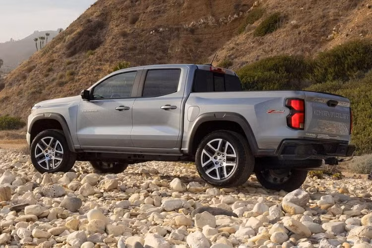 Ngoài ra còn có một động cơ 4 xi-lanh, dung tích 2.7 lít, tăng áp có sẵn ở 3 mức công suất. Đầu tiên là bán tải Chevrolet Colorado WT 2023 bắt đầu với 237 mã lực và mô-men xoắn 351 Nm, với hệ dẫn động cầu sau. So sánh với mô hình năm 2022 có thông số kỹ thuật tương tự nhưng chỉ có giá hơn 30.000 USD, do đó, phiên bản 2023 có giá cao hơn đến 2.100 USD.