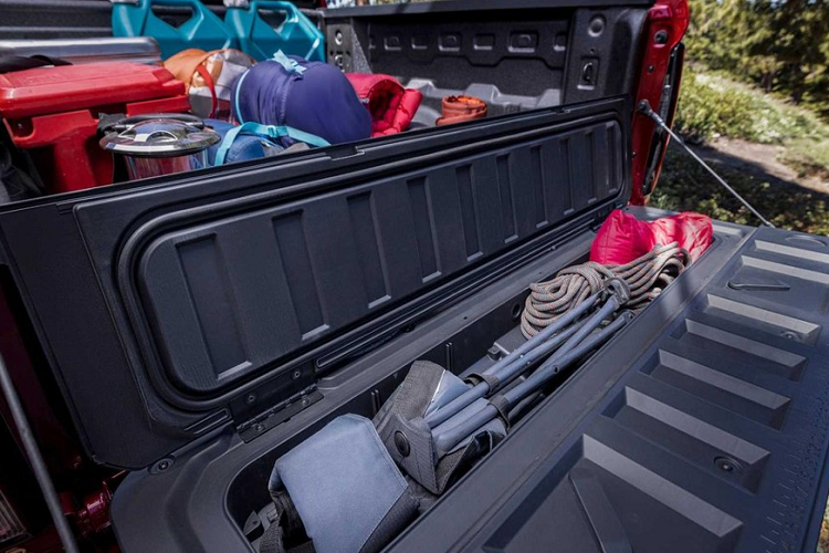 Đáng tiếc là giá của các phiên bản Colorado 2023 khác vẫn chưa được Chevrolet công bố chính thức. GM Authority trích dẫn các nguồn ẩn danh cho biết Colorado LT 2023 có giá khởi điểm 33.095 USD ở định dạng 2WD và 36.395 USD với 4WD.
