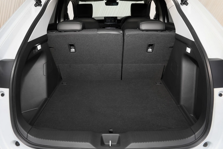 Ở bản cao cấp e:HEV L, xe có thêm cốp điện đóng, mở một chạm, sấy gương tự động, cảnh báo có phương tiện cắt ngang phía sau, cảnh báo điểm mù, gạt mưa tự động, đèn pha LED chủ động chiếu theo góc lái khi vào cua, sưởi ghế, sưởi tay lái.