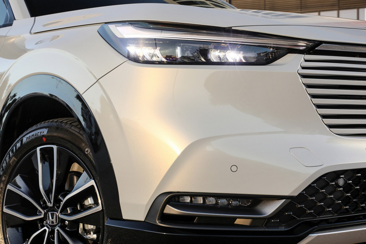 Bản cao cấp nhất HR-V e:HEV L được trang bị động cơ 4 xi-lanh dung tích 1.5 lít tiêu chuẩn với một động cơ điện tạo ra công suất tổng hợp 129 mã lực và mô-men xoắn 253 Nm. Hộp số tự động vô cấp CVT là tiêu chuẩn.