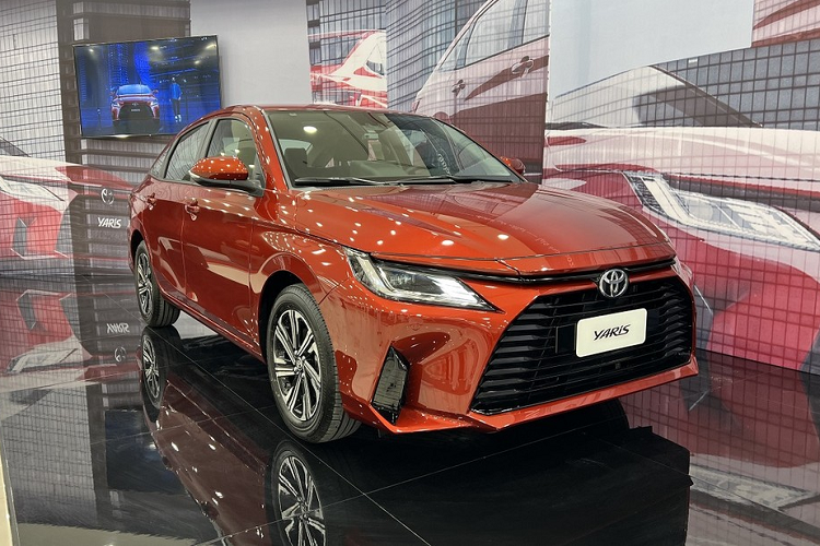 Cuối cùng là bản YX, được bổ sung đèn hậu LED kết hợp Halogen, gương ngoại thất gập điện, màn hình cảm ứng trung tâm 9 inch, hệ thống âm thanh 6 loa, điều hòa tự động và vô lăng bọc da. Khác với xe ở Thái Lan, bản cao cấp nhất của Toyota Vios 2023 ở Ả Rập Xê-út chỉ dùng ghế bọc nỉ thay vì bọc da.