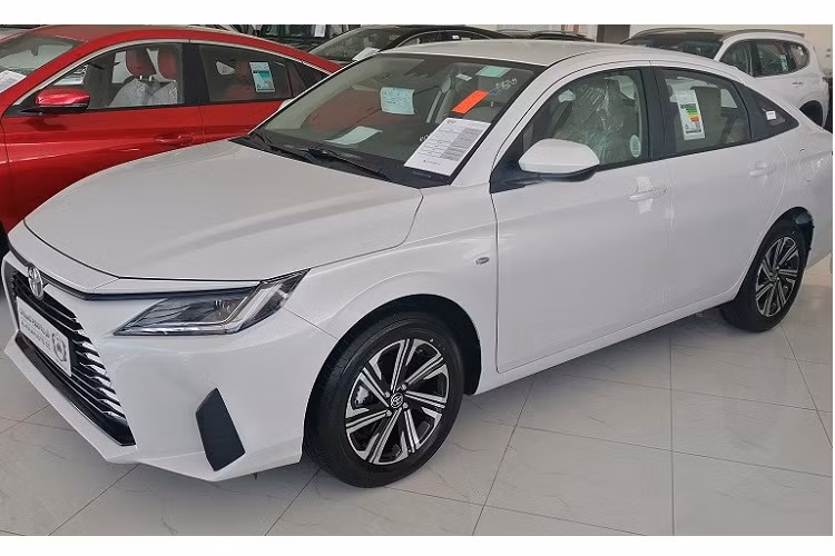 Nâng cấp lên bản Y Plus, Toyota Vios 2023 tại Ả Rập Xê-út mới có vành hợp kim 16 inch, bảng đồng hồ kỹ thuật số 7 inch, điều hòa đi kèm màn hình kỹ thuật số, phanh tay điện tử và tính năng tự động giữ phanh tạm thời.