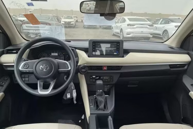 Động cơ đi với hộp số Super CVT-i sang số tuần tự và hệ dẫn động cầu trước đồng thời tiêu thụ lượng xăng trung bình 4,29 lít/100 km. Trên thực tế, đây chính là động cơ cũng được trang bị cho Toyota Vios 2023 ở thị trường Lào mới được ra mắt hồi cuối tháng 9/2022. 