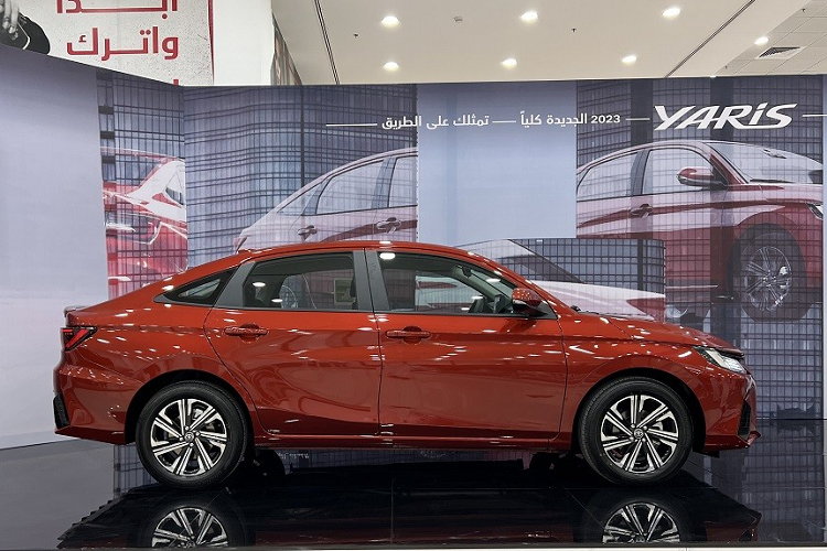 Ngoài ra, bản YX còn có những trang bị riêng khác như vô lăng gật gù, khởi động nút bấm, 2 cổng USB dành cho hành khách phía sau, sạc điện thoại thông minh không dây và 6 túi khí. Có thể thấy, Toyota Vios 2023 ở thị trường Ả Rập Xê-út được trang bị không hấp dẫn bằng xe ở Thái Lan.
