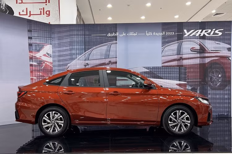 Ngoài ra, bản YX còn có những trang bị riêng khác như vô lăng gật gù, khởi động nút bấm, 2 cổng USB dành cho hành khách phía sau, sạc điện thoại thông minh không dây và 6 túi khí. Có thể thấy, Toyota Vios 2023 ở thị trường Ả Rập Xê-út được trang bị không hấp dẫn bằng xe ở Thái Lan.