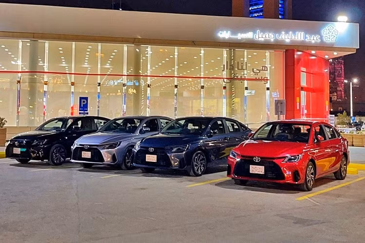 So với xe ở thị trường Thái Lan, Toyota Vios 2023 tại Ả Rập Xê-út sở hữu thiết kế không khác biệt. Tuy nhiên, động cơ của xe ở thị trường Trung Đông này lại không giống xe dành cho Thái Lan. Cụ thể, Vios 2023 ở Ả Rập Xê-út dùng động cơ xăng 4 xi-lanh, hút khí tự nhiên, dung tích 1.3L, sản sinh công suất tối đa 97 mã lực và mô-men xoắn cực đại 122 Nm. Động cơ kết hợp với hộp số biến thiên vô cấp CVT.