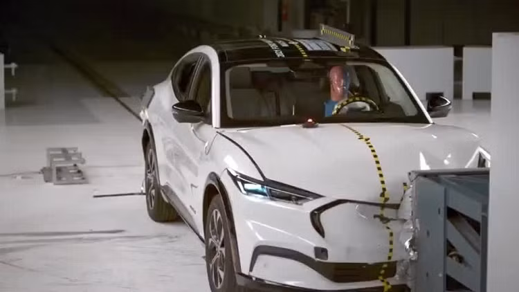 Day la nhung ly do vi sao xe oto dien an toan hon ban tuong-Hinh-2