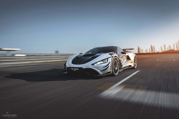 Tushek tuyên bố rằng TS 900 là siêu xe hybrid nhẹ nhất thế giới và sử dụng "công nghệ truyền động điện cấp độ hàng không" để đạt được hiệu suất tối đa. Mẫu xe nâng cấp có thể đạt tốc độ 100 km/h từ vị trí đứng yên trong 2,3 giây, vươn lên mốc 200 km/h trong 7,4 giây, và đạt tốc độ tối đa 380 km/h.