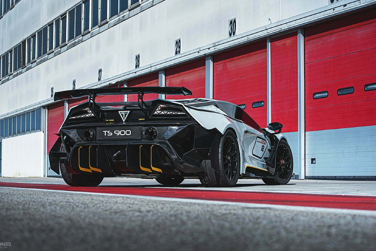 Nếu thấy xe tiêu chuẩn là chưa đủ, khách hàng thậm chí còn có thể tìm đến phiên bản TS 900 Race Pro mạnh hơn nữa. Cỗ máy sẵn sàng cho đường đua này sẽ có tỷ lệ công suất trên trọng lượng là 1,13 1, và chỉ có 12 chiếc được chế tạo.