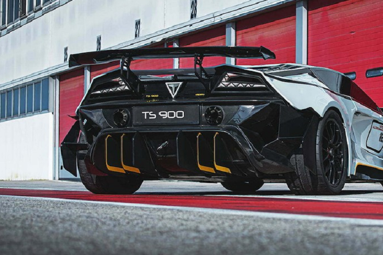 Với mức giá xe Tushek TS 900 Apex khởi điểm từ 1,25 triệu bảng Anh (tương đương 36,86 tỷ đồng), đây là một mẫu hypercar có giá mềm hơn đáng kể so với các đối thủ tương tự, nhưng nhà sản xuất dự tính sẽ chỉ làm giới hạn 36 chiếc mà thôi.