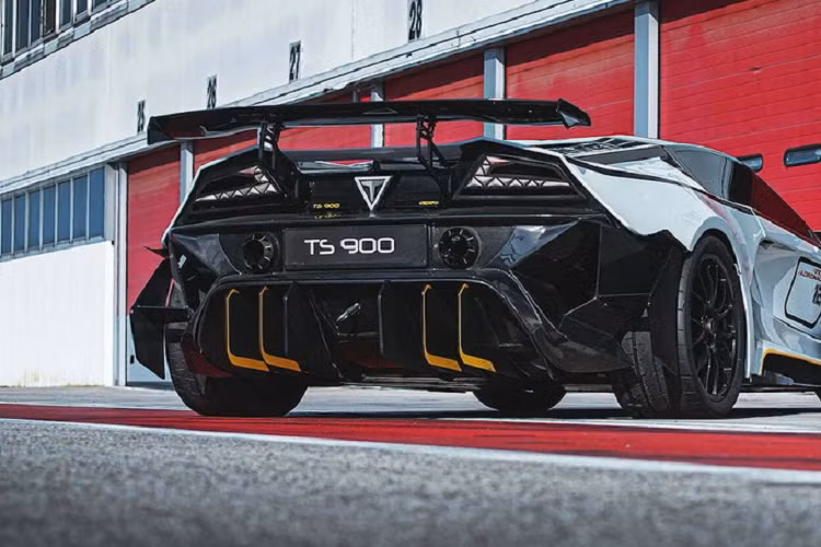 Với mức giá xe Tushek TS 900 Apex khởi điểm từ 1,25 triệu bảng Anh (tương đương 36,86 tỷ đồng), đây là một mẫu hypercar có giá mềm hơn đáng kể so với các đối thủ tương tự, nhưng nhà sản xuất dự tính sẽ chỉ làm giới hạn 36 chiếc mà thôi.