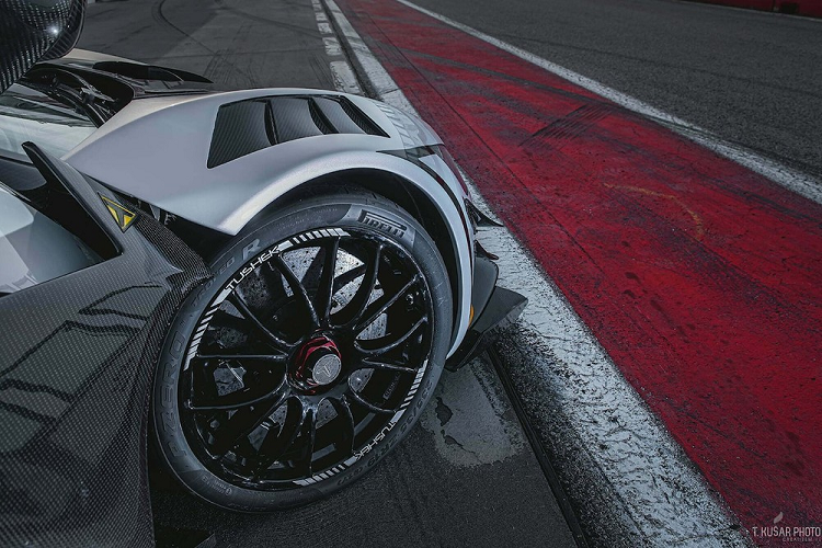 Tushek của Slovenia cũng tuyên bố TS 900 Apex có thời gian gia tốc 0-96 km/h chỉ là 2,5 giây và tốc độ tối đa 380 km/h. Được trang bị động cơ tăng áp V8 dung tích 4,2 lít và 2 mô tơ điện, TS 900 Apex được cho là sẽ chinh phục thế giới, và bây giờ, nó đã trở lại và tuyệt vời hơn trước.