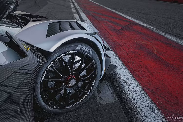 Tushek của Slovenia cũng tuyên bố TS 900 Apex có thời gian gia tốc 0-96 km/h chỉ là 2,5 giây và tốc độ tối đa 380 km/h. Được trang bị động cơ tăng áp V8 dung tích 4,2 lít và 2 mô tơ điện, TS 900 Apex được cho là sẽ chinh phục thế giới, và bây giờ, nó đã trở lại và tuyệt vời hơn trước.