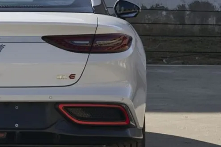 Như vậy, xe có kích thước tương đương với những mẫu xe như Audi A5 Coupe và BMW 4-Series Coupe. So với Neta S đã ra mắt Thái Lan trong triển lãm Motor Expo 2022 diễn ra vào hồi đầu tháng này, Neta E có thiết kế kém sắc sảo hơn. Bù lại, Neta E được trang bị đầu xe có thiết kế như Ferrari 458 và Chevrolet C8 Corvette.