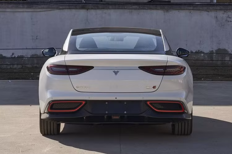 Để tăng thêm sự lựa chọn cho khách hàng, thương hiệu Neta chuẩn bị tung ra một mẫu ôtô điện mới mang tên E. Những hình ảnh cũng như thông tin đầu tiên của Neta E 2023 chạy điện đã được đăng tải trên trang web của Bộ Công nghiệp và Công nghệ Thông tin Trung Quốc. Theo đó, Neta E sẽ mang trên mình kiểu dáng coupe 2 cửa.