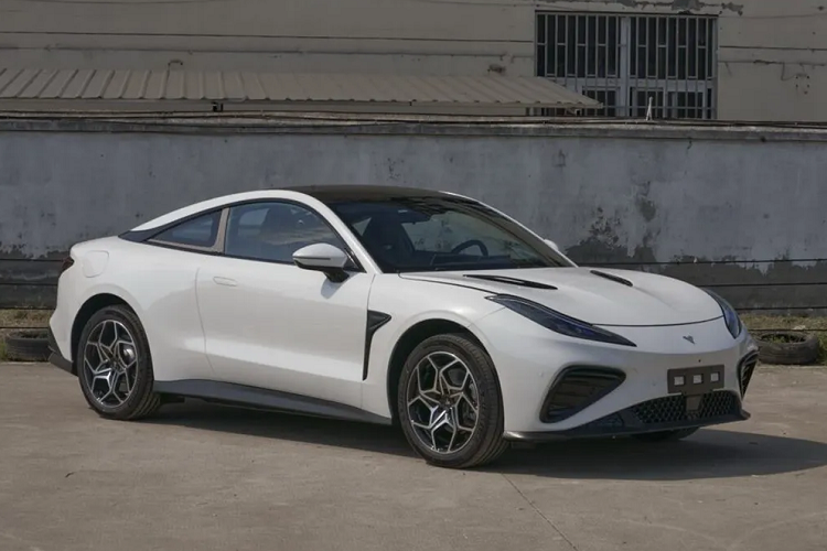 Chỉ biết rằng, xe được phát triển dựa trên cơ sở gầm bệ Shanhai giống đàn anh Neta S và vận hành hoàn toàn bằng mô-tơ điện. Xe sẽ có 2 cấu hình là 1 mô-tơ điện mạnh 228 mã lực hoặc 2 mô-tơ điện mạnh 456 mã lực. Nhờ đó, xe có thể đạt vận tốc tối đa 190 km/h.