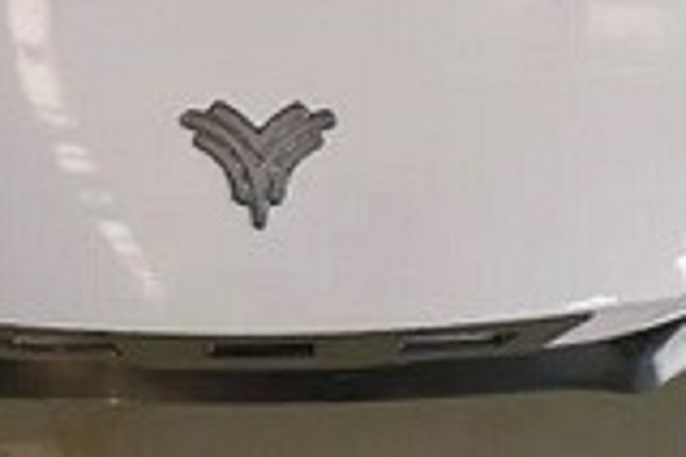 Trong khi đó, cản sau đi kèm 2 khe gió giả, được trang trí bằng viền màu đỏ, và bộ khuếch tán gió khá hẹp. Tùy thuộc vào phiên bản, Neta E sẽ được trang bị camera và cảm biến để phục vụ các tính năng hỗ trợ người lái nâng cao ADAS.