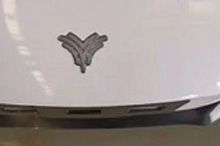 Trong khi đó, cản sau đi kèm 2 khe gió giả, được trang trí bằng viền màu đỏ, và bộ khuếch tán gió khá hẹp. Tùy thuộc vào phiên bản, Neta E sẽ được trang bị camera và cảm biến để phục vụ các tính năng hỗ trợ người lái nâng cao ADAS.