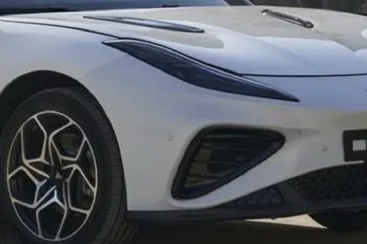 Điều này được thể hiện qua cụm đèn pha khá dài, vuốt về phía sau và ôm lấy hai bên nắp ca-pô. Tiếp đến là 2 khe gió giả màu đen ở hai góc cản trước. Nằm chính giữa cản trước là hốc gió trung tâm khá lớn. Ngoài ra, Neta E còn có khe gió giả trên nắp ca-pô và sau chắn bùn trước.